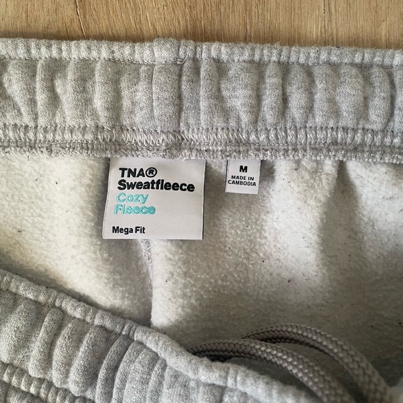 TNA Sweat Fleece: Cozy Fleece Mega Fit Sweatpants Size: Medium - Picture 4 of 5